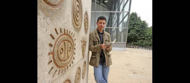 Contar el mundo es la pasión del historiador | La relación con la música, el teatro y la literatura han nutrido el trabajo del historiador Cenedith Herrera. FOTO JONATHAN CARVAJAL.