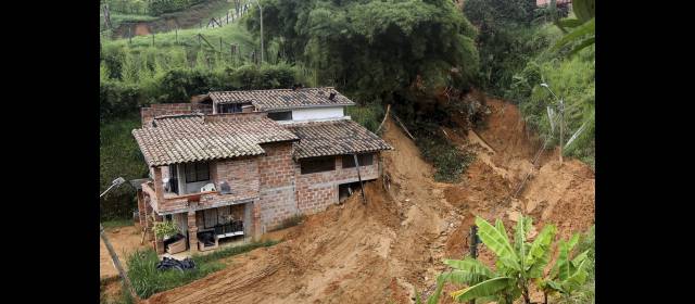Unidad Himalaya pide soluciones | En los derrumbes, la tierra entra a las casas. FOTO DONALDO ZULUAGA