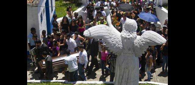 Santiago se fue de la 13 con honores de héroe | Familiares, amigos y compañeritos del colegio la Independencia y la Policía Cívica, marcharon con Santiago hasta el Cementerio para rechazar el hecho. FOTO ESTEBAN VANEGAS