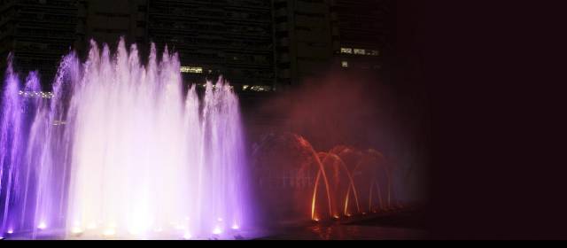 Noche de agua, luces y música en el edificio de EPM | La fuente cibernética estará encendida hoy a las 8:30 p.m. con acceso gratuito al público. El show también iluminará la Feria de las Flores. FOTO RÓBINSON SÁENZ