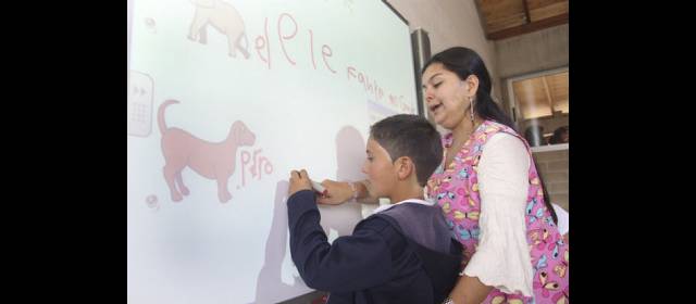Marinilla estrenó su colegio digital | Aspecto en un momento de la enseñanza en el primer colegio digital, en Marinilla. FOTO CORTESÍA UNE