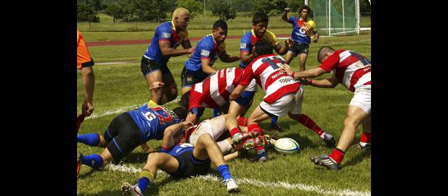 Nadie se les pasa a los Tucanes de rugby | Gerson Ortiz, de pelo amarillo, en acción. FOTO CORTESÍA