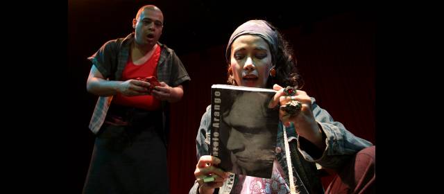 Tríptico para ver a Gonzalo Arango | Pasajero a Betania es una propuesta de teatro El Trueque, en el que rinden un homenaje a Gonzalo Arango . Lo recuerdan en su juventud y a través de su padre. FOTO HERNÁN VANEGAS