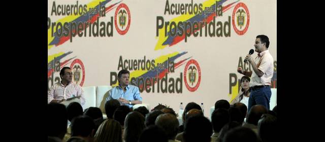 Compromisos firmes en la transformación productiva | El presidente Santos con la gobernadora encargada María Eugenia Ramos y el alcalde Aníbal Gaviria Correa, durante el Acuerdo de la Prosperidad ayer en Medellín. FOTO JAIME PÉREZ