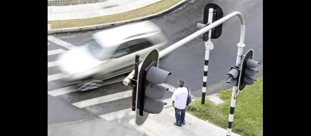 Un solo infractor le debe 59 millones de pesos al Tránsito | Exceso de velocidad e irrespeto de señales para paso peatonal son algunas infracciones frecuentes en Medellín. FOTO ARCHIVO