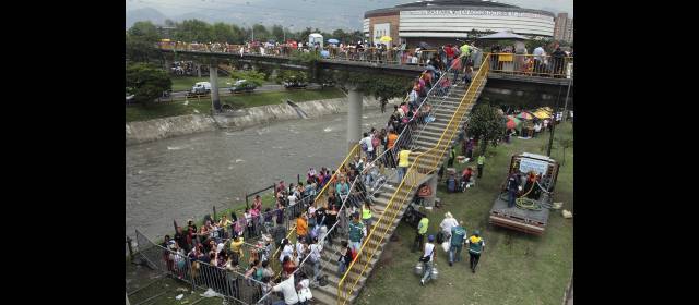 Fila innecesaria durante tres días para registro de Familias en Acción | En la entrada de La Macarena hay un filtro iniacial para indicarle a las familias si están o no en el listado y solo podrán ingresar quienes lo estén. FOTO RÓBINSON SAENZ