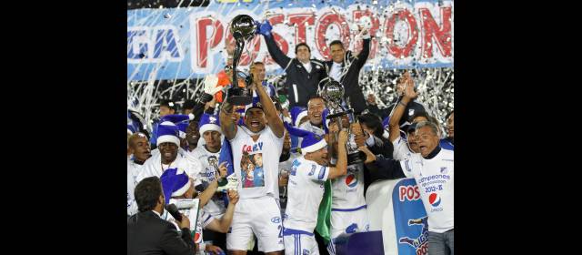 Y ahora son más Millonarios | El momento cumbre del festejo de los embajadores. FOTO HERNÁN VANEGAS, ENVIADO ESPECIAL, BOGOTÁ