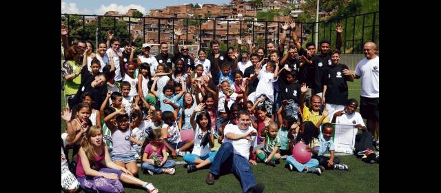 El ICBF se propone forjar campeones desde sus casas | Deportistas, madres y la comunidad en general, se reunieron en la cancha del Barrio Caicedo, comuna 8. FOTO MANUEL SALDARRIAGA
