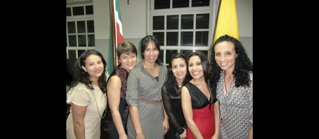 Profes hacen patria en Surinam | Renata Lucio, Liliana Rojas, Pilar Sierra, Marisella Molina, Amira Melo y Johana Lopez. FOTO CORTESÍA