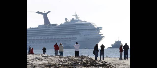Los pasajeros del crucero Triumph sufren hasta el último minuto | Los pasajeros hablaron de gente enferma, inodoros desbordados y alimentos insuficientes. FOTO AP