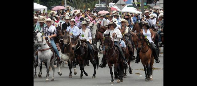 La cabalgata de la Feria de las Flores pasará de cinco a ocho kilómetros | La cabalgata es una de las actividades más masivas de la Feria. En la imagen, la de 2012. FOTO ARCHIVO, HERNÁN VANEGAS OCHOA