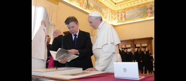 El Papa abogó por la paz, pero no vendrá al país | El presidente Santos le regaló al Papa una virgen de Chiquinquirá y una edición especial de Cien Años de Soledad. FOTO PRESIDENCIA