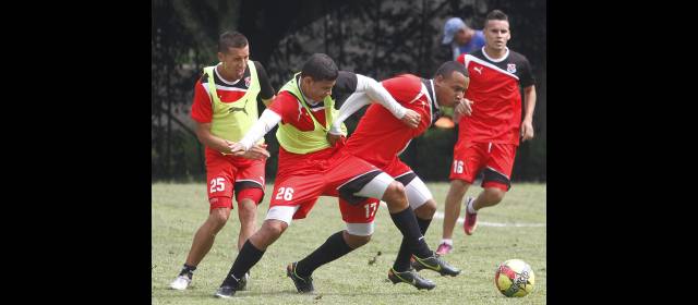 La juventud juega en Copa Postobón | Felipe Pardo, quien disputa el balón con Jorge Arias, tiene una cita con la fanaticada roja en su despedida. FOTO RÓBINSON SÁENZ