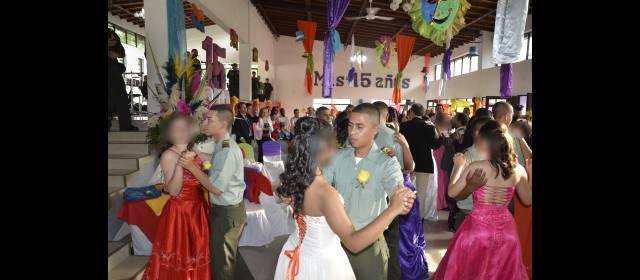 Con la Policía, fiesta de 15 para 13 adolescentes | Las quinceañeras celebraron gracias a la Policía. FOTO CORTESÍA