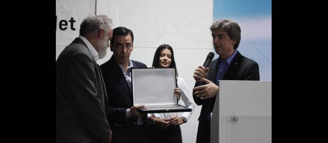 Chevrolet invierte en su expansión en el país | Directivos de Chevrolet Colmotores entregaron un reconocimiento a Juan Manuel Olarte por la apertura de la nueva sala de Autolarte en Bello. FOTO cortesía