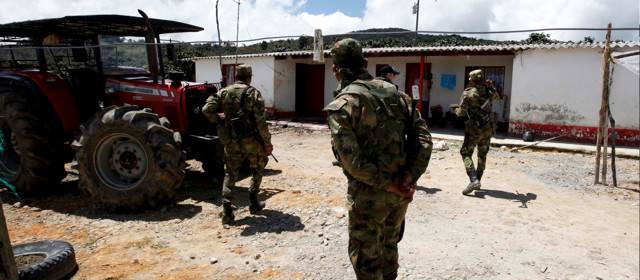 Por masacre de campesinos en Santa Rosa de Osos aumentó el temor entre los labriegos | En esta finca tres hombres armados asesinaron a los 10 campesinos en la noche del miércoles. Foto Manuel Saldarriaga, enviado especial.