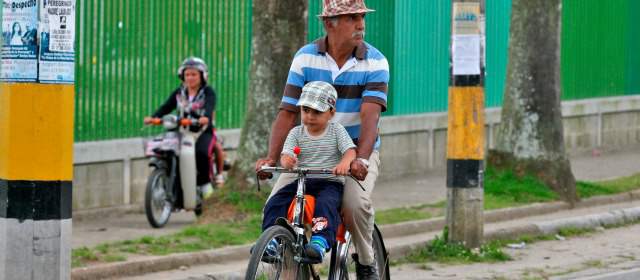 La Ceja rinde honores a su majestad la cicla | La tradición de montar en bicicleta se transmite de generación en generación, de abuelos a nietos. FOTO JUAN ANTONIO SÁNCHEZ