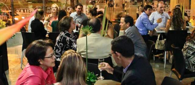 El Nutibara, un clásico que se transforma | La terraza, que se inauguró esta semana, funciona desde el pasado 15 de agosto. Con vista a la Plaza Botero. FOTO CORTESÍA