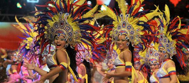 Historia y Tradición desfilan por Barranquilla | Colprensa | La Batalla de Flores recorrerá este sábado La Vía 40 con la presencia de la reina del Carnaval Andrea Jaramillo Char.