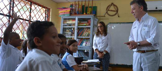 Presidente Santos coge la tiza para enseñar matemáticas en colegios |
