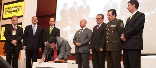 El ministro TIC, Diego Molano (quien firma), dijo que el objetivo es que en el futuro más países se unan. Foto Ministerio TIC.