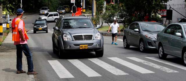 El Poblado cierra semana tranquila por cambio vial | En Los González, antes en bajada y hoy de subida, el tráfico fluye normal. FOTO MANUEL SALDARRIAGA