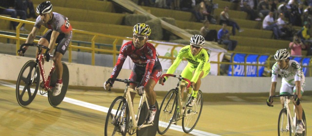 Veteranos y menores gozaron en la pista del velódromo | Jaime Cardona (de rojo), uno de los ganadores en pista del Clásico El Colombiano en la noche del sábado. FOTO RÓBINSON SÁENZ