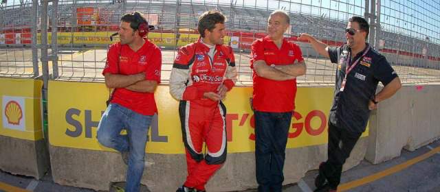Muñoz, confirmado en el equipo Andretti de Indy | Carlos Muñoz, segundo en la fila, con los directivos de Andretti. Michael, el de negro. FOTO cortesía