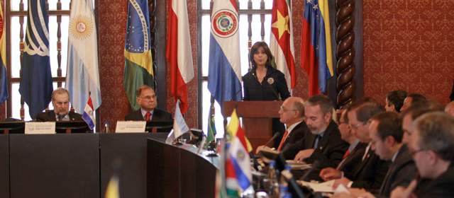 María Emma Mejía traspasa Secretaría General de Unasur a venezolano Alí Rodríguez | Colprensa-José Ruiz | La canciller colombiana, María Ángela Holguín, aseguró este lunes que con Venezuela al frente de Unasur se garantiza la continuidad de la gestión realizada en el último año por la también colombiana María Emma Mejía.