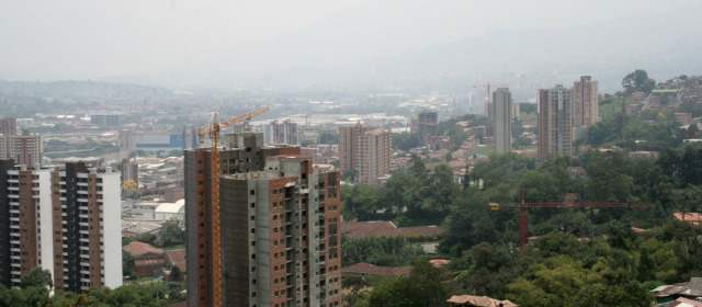 Contaminación mata 5 personas al día en Medellín | Medellín oculta por el aire enrarecido, vista el domingo desde Sabaneta. FOTO RAMIRO VELÁSQUEZ