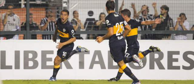 Juan Román Riquelme (izquierda) marcó el gol para el equiop argentino. FOTO AP