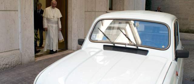 El Papa Francisco se moviliza en un Renault 4 de 28 años | Fue el carro de toda la vida del padre Renzo Zocca, con el cual hizo evangelización durante toda su vida como pastor. FOTO REUTERS