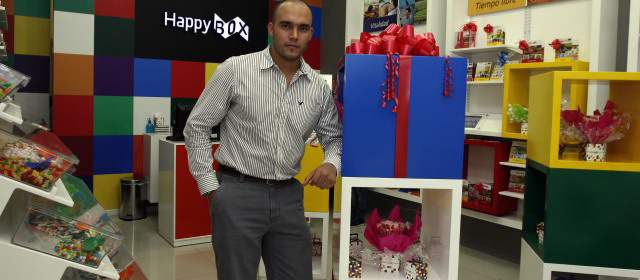 Happy Box, la caja de las experiencias | El emprendedor Mauricio Hoyos muestra su negocio en el local de Happy Box ubicado en Santafé. FOTO MANUEL SALDARRIAGA
