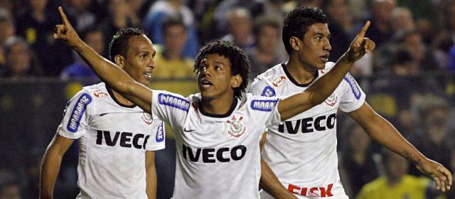 Falcioni y Riquelme esperan la vuelta; Romarinho sigue celebrando su gol | FOO REUTERS