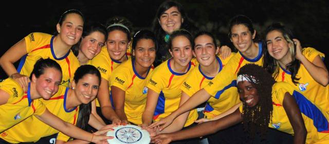 Ayuda para lanzar el frisbee | La Selección Colombia de ultimate está conformada, en su mayoría, por jugadoras antioqueñas, quienes ganaron el Nacional disputado en Bogotá. FOTO JAIME PÉREZ