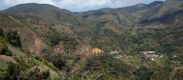 En la mitad de la foto está la actual vía a Cañasgordas. El túnel atravesaría estas montañas por los 1.500 m.s.n.m. FOTO Julio César Herrera
