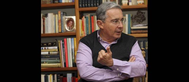 Santos somete al Congreso al látigo burocrático: Uribe |