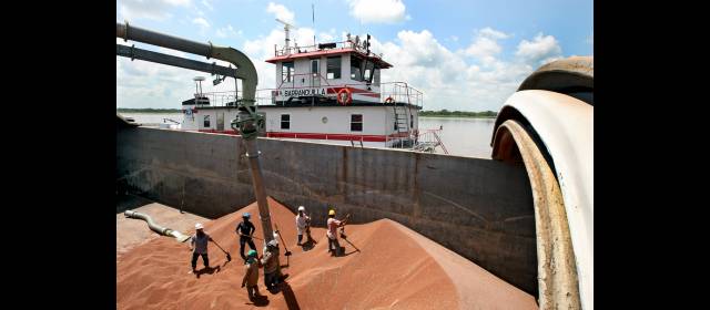 Renace el transporte de carga por las aguas del río Magdalena | Las seis barcazas de Naviera Central, impulsadas por el remolcador Barranquilla, pueden cargar cerca de 9.000 toneladas. FOTO JUAN ANTONIO SÁNCHEZ OCAMPO