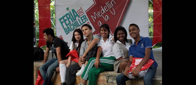 Un puente entre el bachillerato y la U. | Ricardo Gil, coordinador de la feria, opina que a través de ella los estudiantes “puedan hacerse una idea de los programas que quieren y dónde los pueden cursar”. FOTO HERNÁN VANEGAS