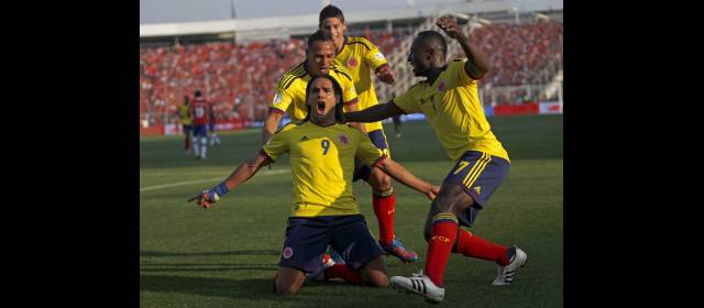 Colombia gana y avanza, con goles y jerarquía | Radamel Falcao García marcó el segundo en Santiago y le devolvió la confianza a la Selección Colombia. Ahora viene un receso y luego, Paraguay. FOTO REUTERS