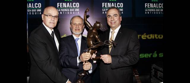 Fenalco exaltó 100 años del San Vicente | José Miguel Tobar, presidente de la junta de Fenalco; Julio Ernesto Toro, director Hospital San Vicente Fundación y Sergio Ignacio Soto Mejía, director de Fenalco Antioquia. FOTO DONALDO ZULUAGA