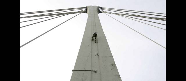 Envigado tensiona puente Fundadores | Hasta el martes 30 de octubre habrá cierres nocturnos en el puente de la avenida Las Vegas. FOTO ESTEBAN VANEGAS