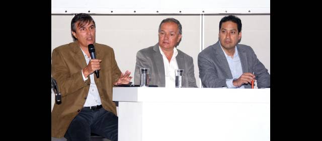 Mentalidad local limita innovar | Jaime Alberto Ángel, gerente de Sumicol (izq.), Juan Guillermo González, director de Tecnnova, y Juan Carlos Moreno, gerente de Manufactura de Grupo Familia, ayer durante el panel sobre el Sistema Regional de Innovación de Medellín, en Plaza Mayor. FOTO JUAN A. SÁNCHEZ