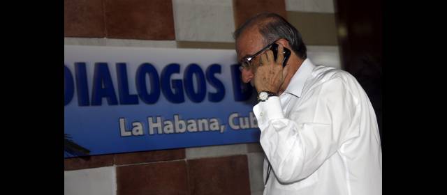A puerta cerrada avanzan diálogos entre la guerrilla y el Gobierno | De la Calle a su llegada al tercer encuentro de diálogos con las Farc. FOTO HENRY AGUDELO, LA HABANA