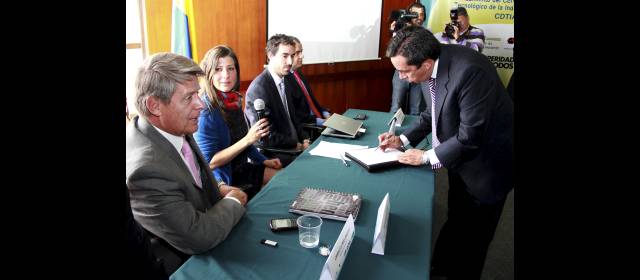 Industria de autos apuesta al futuro | Gestores del Centro de Desarrollo Tecnológico firmaron su creación en el marco del Salón del Automóvil. FOTO COLPRENSA