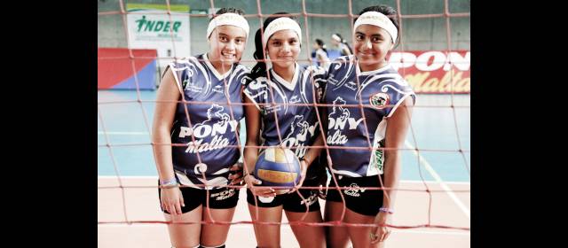 Las caucanas crecieron en el Ponyvoleibol | Así son hoy Laura, Marta y Cristina. En el recuardo, el título de hace tres años. FOTO MARIO VALENCIA