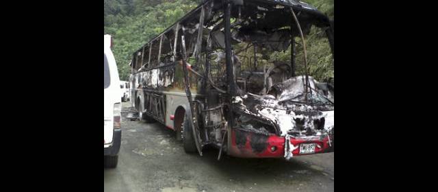 Farc quemaron bus en carretera Dabeiba - Mutatá | El bus fue quemado a las 10:45 de la mañana por cuatro guerrilleros vestidos de camuflado. FOTO cortesía la chiva de urabá