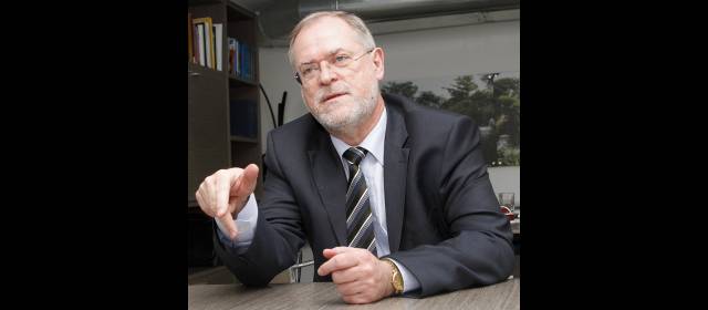 "La U.E. necesita un ministro de finanzas con poder de veto" | El economista Klaus Zimmermann llegó a Medellín por invitación de la Universidad Eafit para ofrecer una conferencia sobre las causas y consecuencias de la actual crisis europea. FOTO RÓBINSON SÁENZ