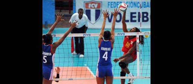 Chicas del volei criollo ya derrotan a Perú y Cuba | Acciones ante Cuba, que no irá al Mundial. Silvia Galeano, Juliana Toro y Valeria López, las paisas en la delegación. FOTO norceca