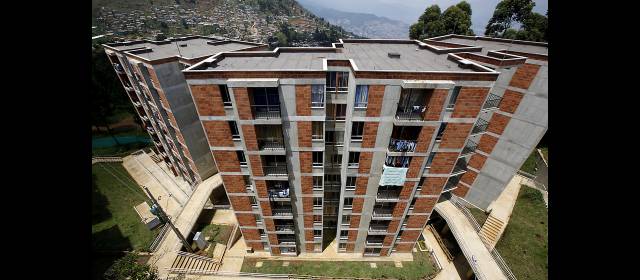 Cantidad y calidad, retos en vivienda de interés social | El pasado 22 de febrero el presidente de la República, Juan Manuel Santos, entregó 155 viviendas gratis en Altos de la Cruz. FOTO JULIO CÉSAR HERRERA